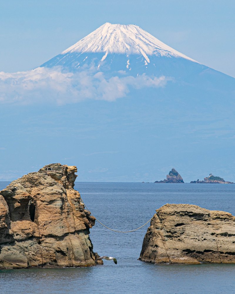 5月の富士山。雪帽子も浅く…雲見海岸より