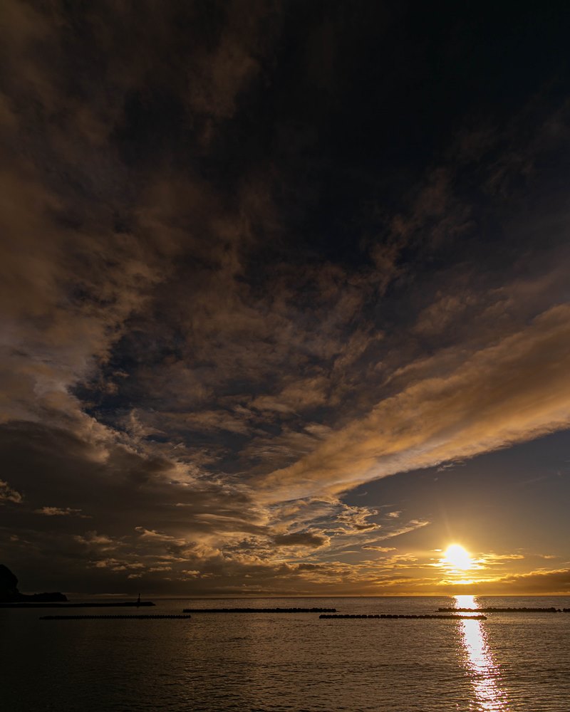 雨の中ひとときだけ夕陽が-松崎海岸より-