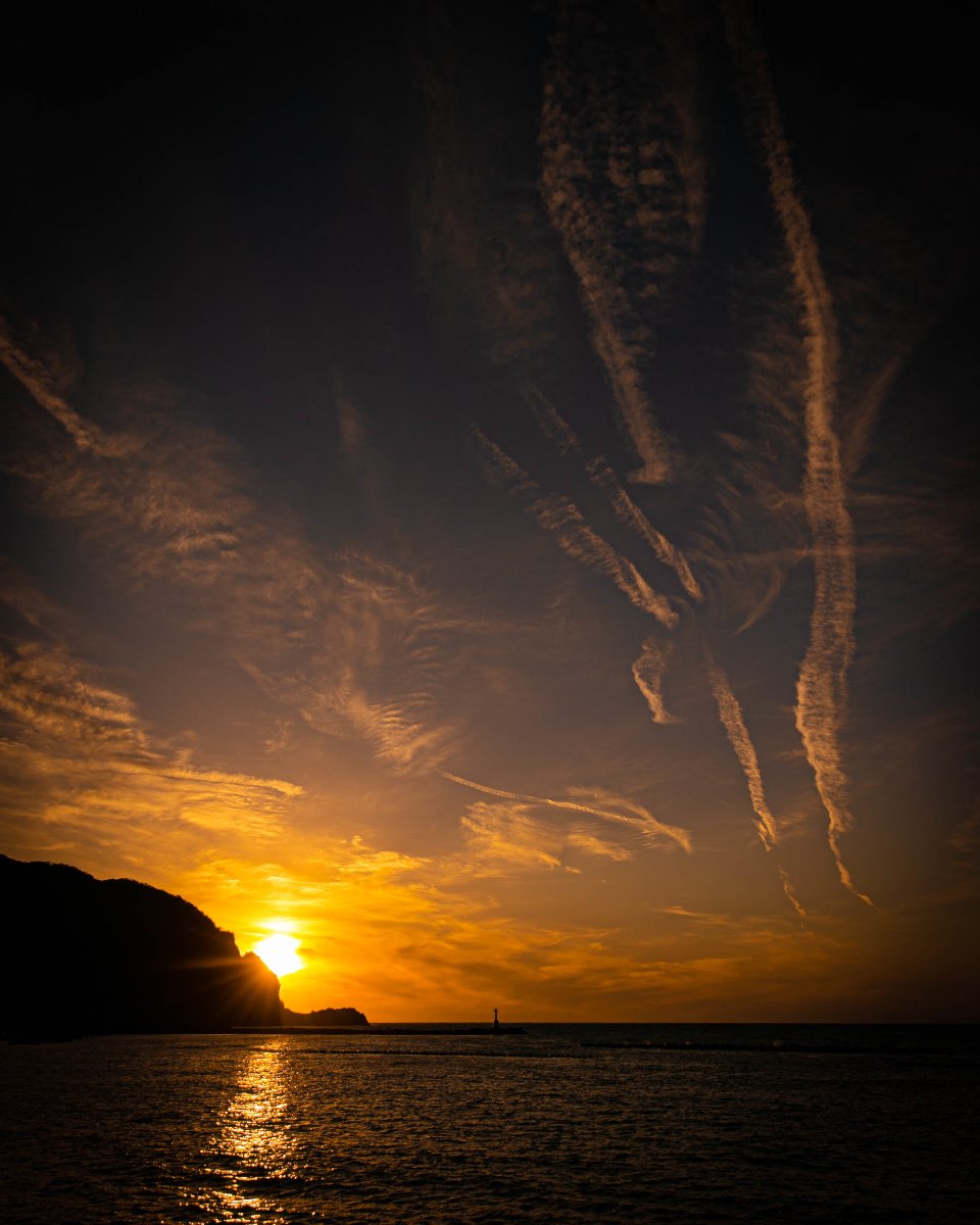雲景の美しい夕陽 -松崎海岸より-