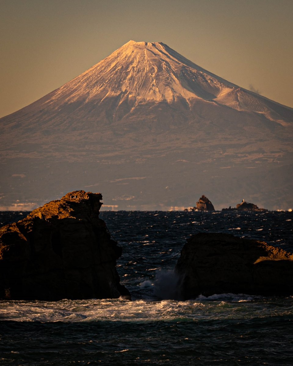 大寒波到来 -赤焼けの富士山-　雲見海岸より